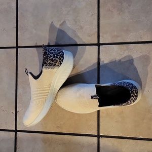 Skecher slip ins in good condition